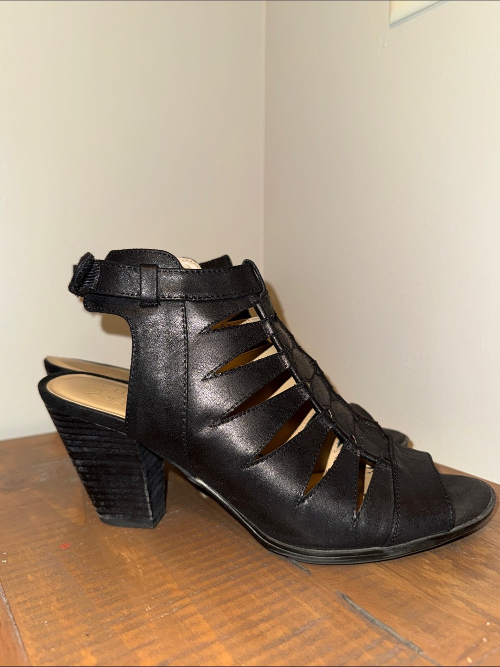 Women’s Naturalizer Black Cutout Block Heel Sandals - 10M